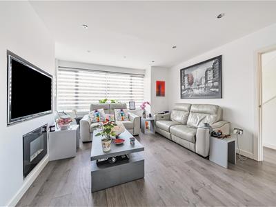 Lounge/Dining Room:
